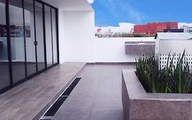 Secure, Central And Quiet Apartment Work Or Travel